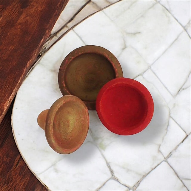 Pots traditionnels marocains en terre cuite contenant du Aker Fassi rouge naturel - O'Jawhar
