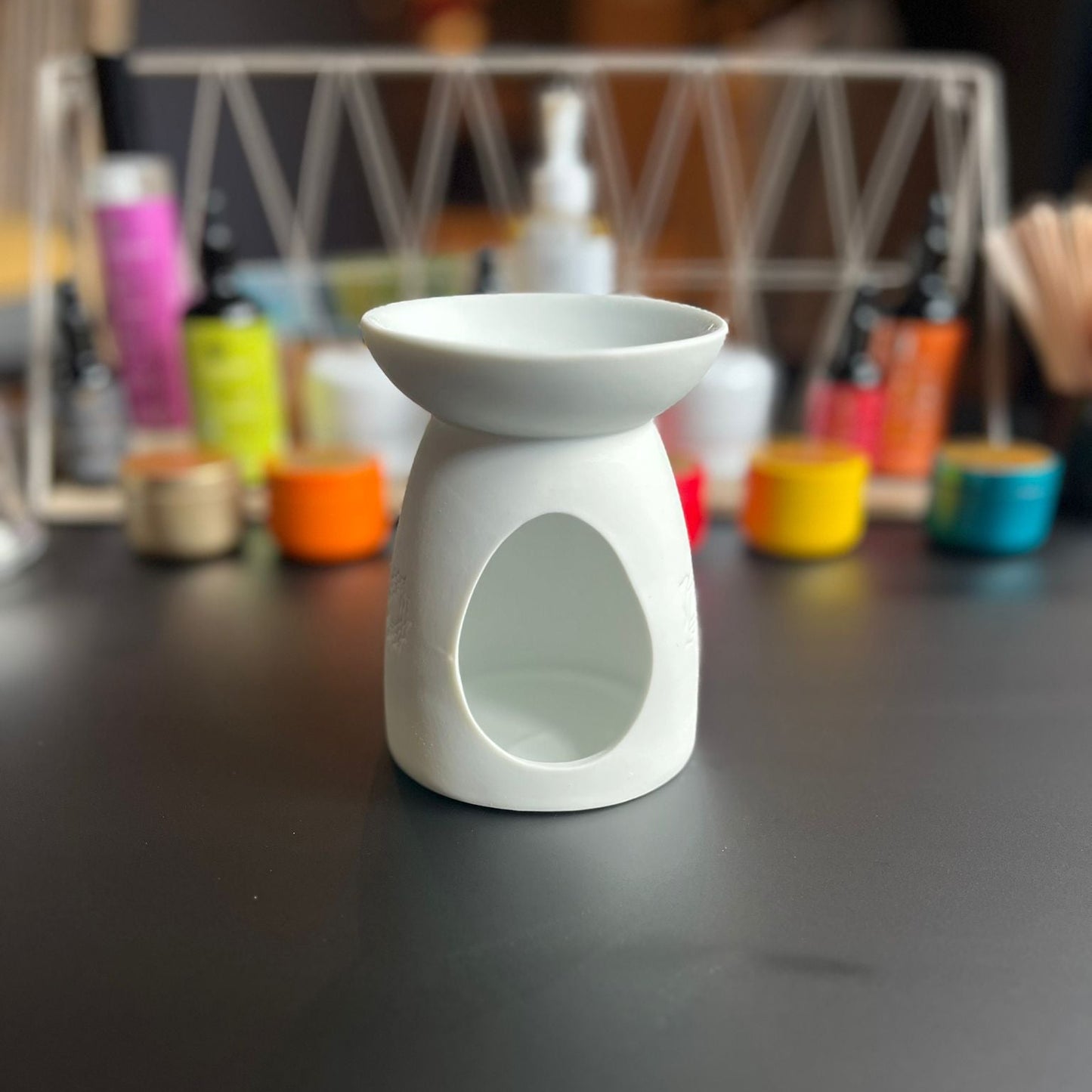 Brûleur à fondant parfumé en céramique vu de dos, détails du design et ouverture pour la bougie chauffe-plat.