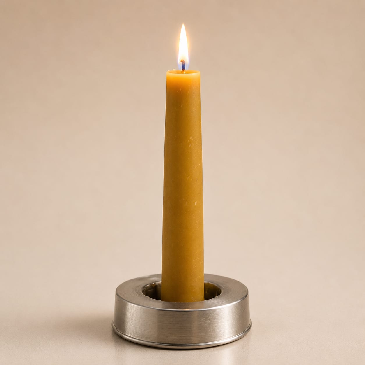 Chandelle artisanale en cire d'abeille pure d'Aït Baâmrane avec combustion lente et flamme chaleureuse