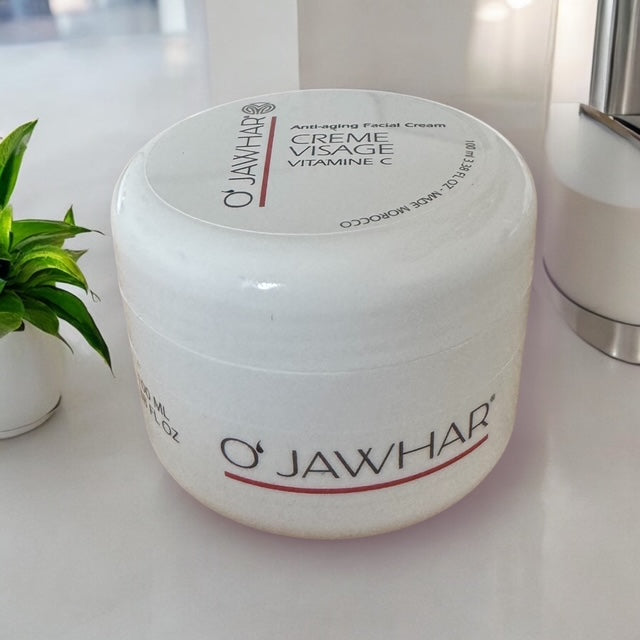 Crème visage O’Jawhar à la vitamine C – soin hydratant et anti-âge naturel, fabriqué au Maroc, à base d’ingrédients bio comme le beurre de karité et l’huile d’argan.
