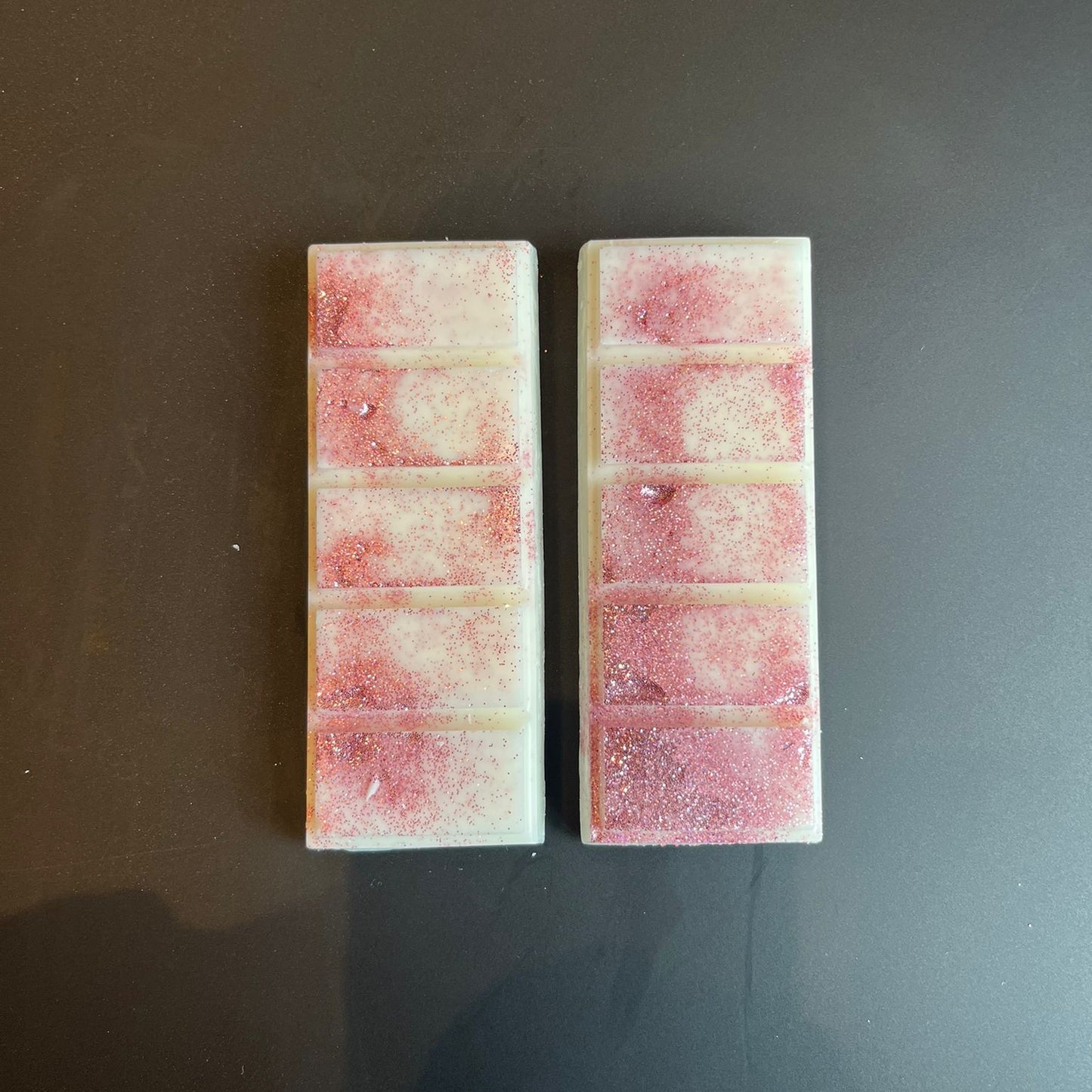 Tablettes de fondant Fleur de Tiaré sorties du sachet, cire de soja naturelle, parfum fruité, floral et vanillé, héliotrope et fleur d’oranger, décor micra rose