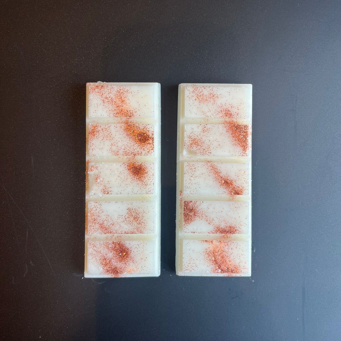 Tablettes de fondant Kaysersberg Sucrée sorties du sachet, cire de soja naturelle, parfum casse-noisette de Grasse, décor micra marron.