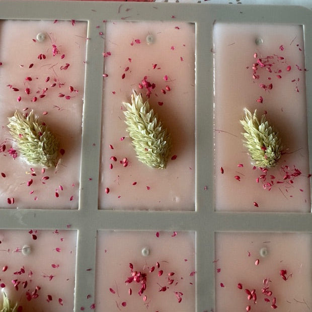 Fondants parfumés faits main à la fleur de tiaré, cire rose avec fleurs séchées, marque O’Jawhar.