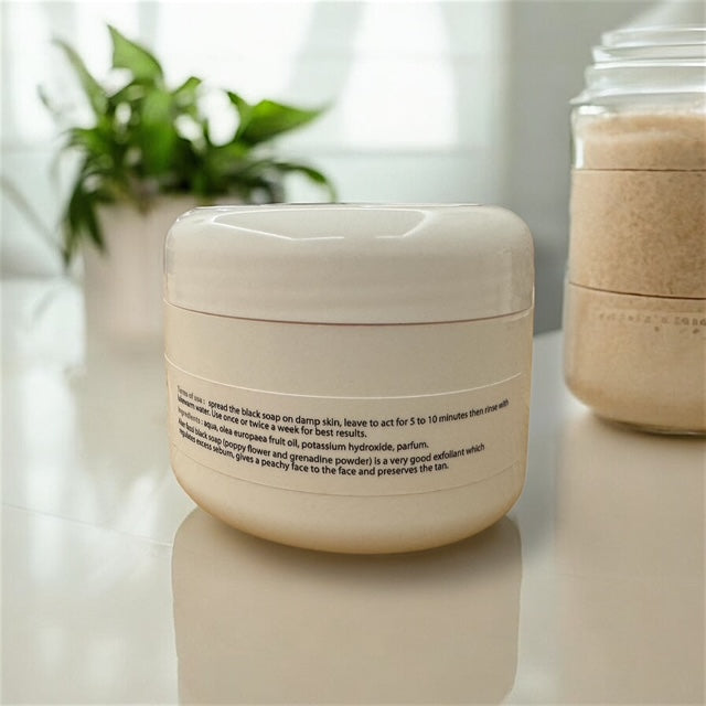 Zoom sur l’étiquette du gommage Argan & Café – O’Jawhar, ingrédients et instructions.