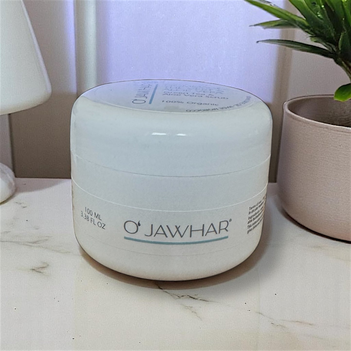Ambiance bain avec le gommage O’Jawhar – soin frais et apaisant pour le visage.