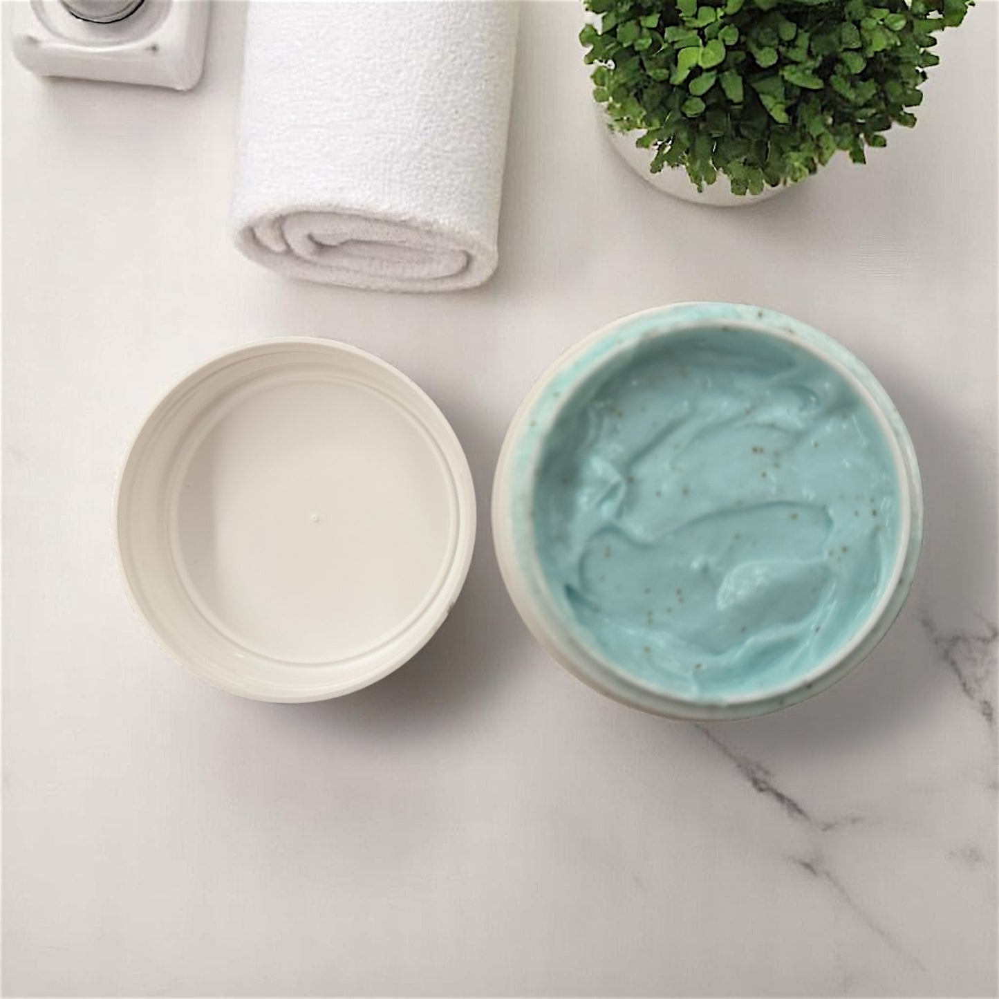 Pot ouvert du gommage thé vert & aloe vera O’Jawhar – exfoliant visage purifiant et naturel.