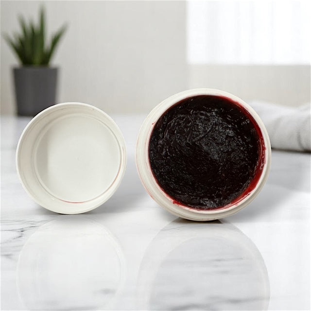 Vue du savon noir à la poudre de coquelicot O'Jawhar - texture naturelle rouge foncé dans un pot ouvert