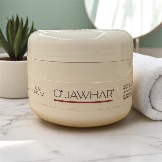 Pot de savon noir O'Jawhar fermé avec logo visible - présentation sur fond lumineux