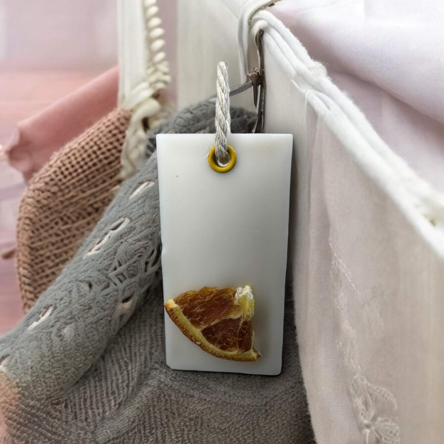 Suspension parfumée naturelle noix de coco dans armoire – O’Jawhar