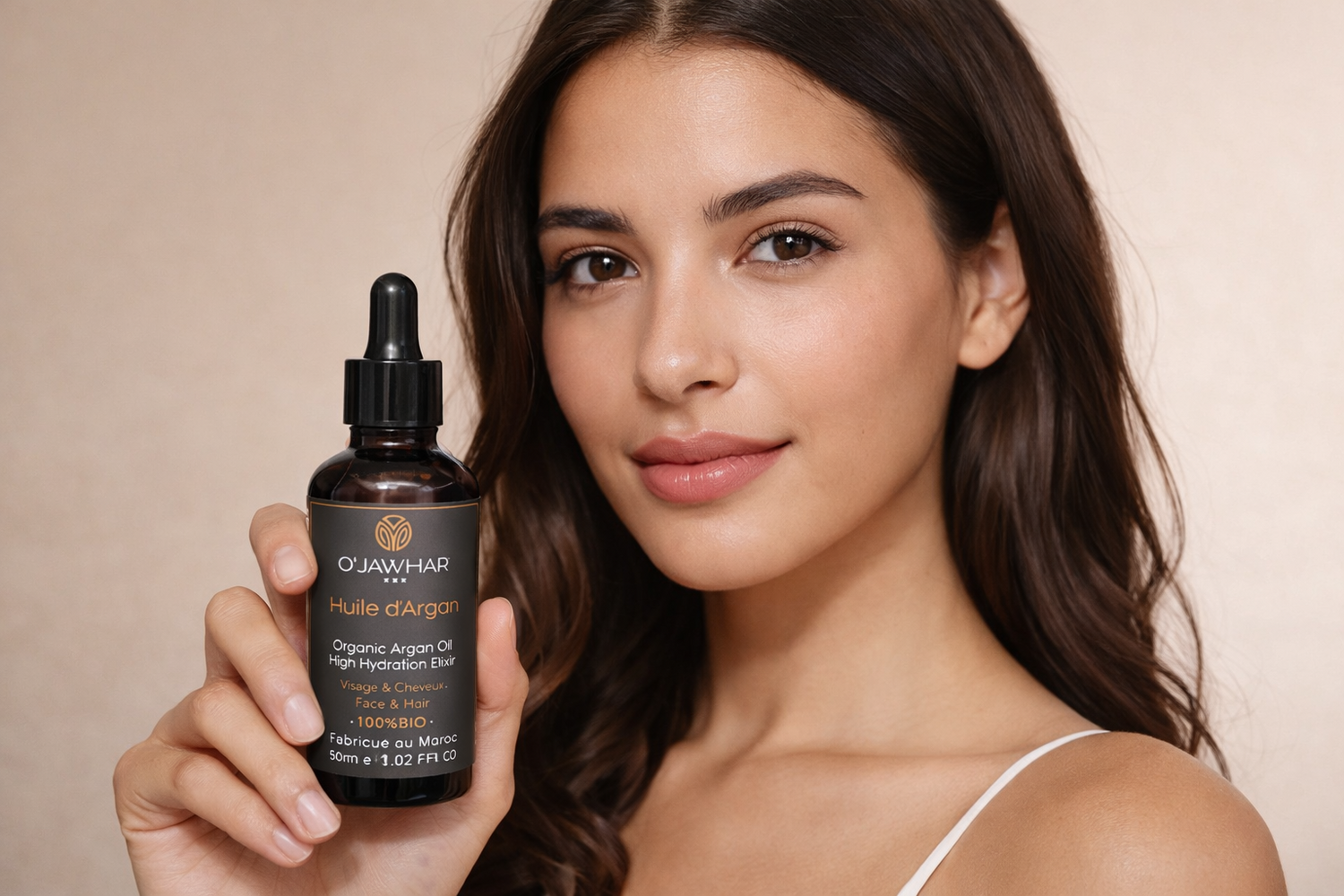 Femme appliquant l’huile de Nigelle O’Jawhar sur son visage – soin naturel anti-âge et hydratant.