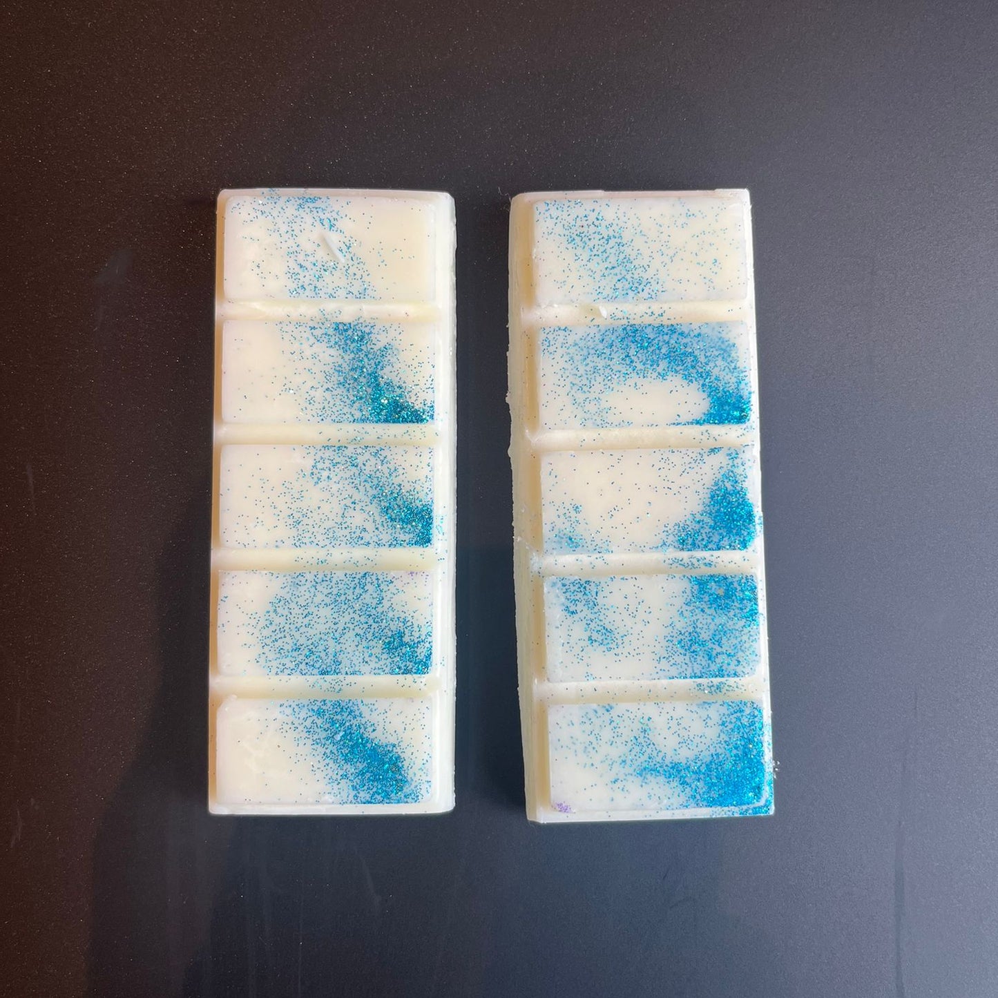 Tablettes de fondant Cotton Bliss, cire de soja naturelle, parfum musc blanc, jasmin et mimosa, décor micra blanche, fait main à Kaysersberg.