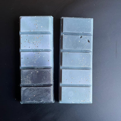 Tablettes de fondant Délice Cacao sorties du sachet, cire de soja naturelle, parfum chocolat.