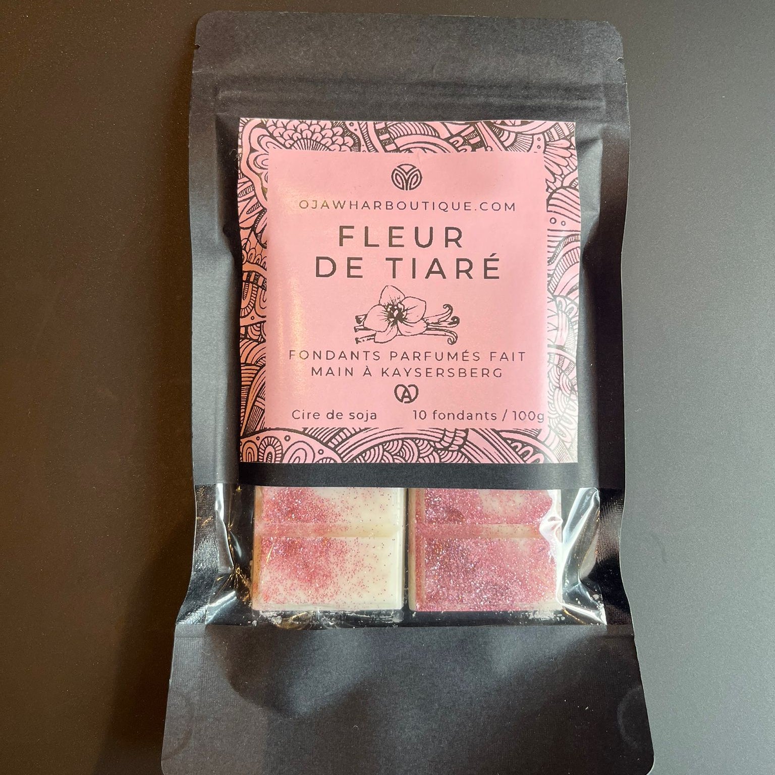 Sachet noir contenant 10 carrés de fondant Fleur de Tiaré, parfum fruité, floral et vanillé, héliotrope et fleur d’oranger, décor micra rose, fait main à Kaysersberg