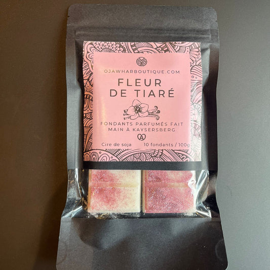 Sachet noir contenant 10 carrés de fondant Fleur de Tiaré, parfum fruité, floral et vanillé, héliotrope et fleur d’oranger, décor micra rose, fait main à Kaysersberg