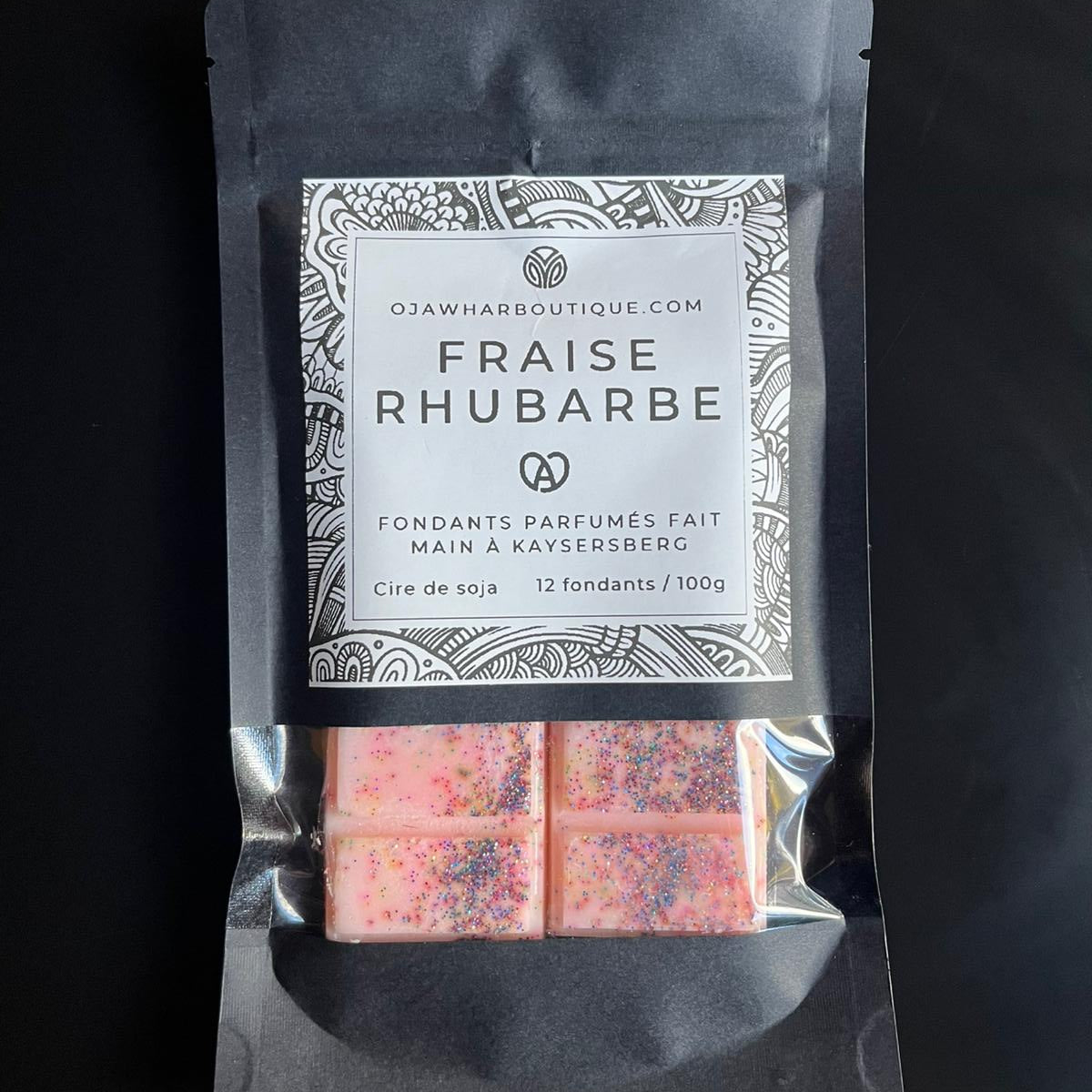 Sachet noir contenant 10 carrés de fondant fraise rhubarbe, parfum fraise et rhubarbe, fait main à Kaysersberg