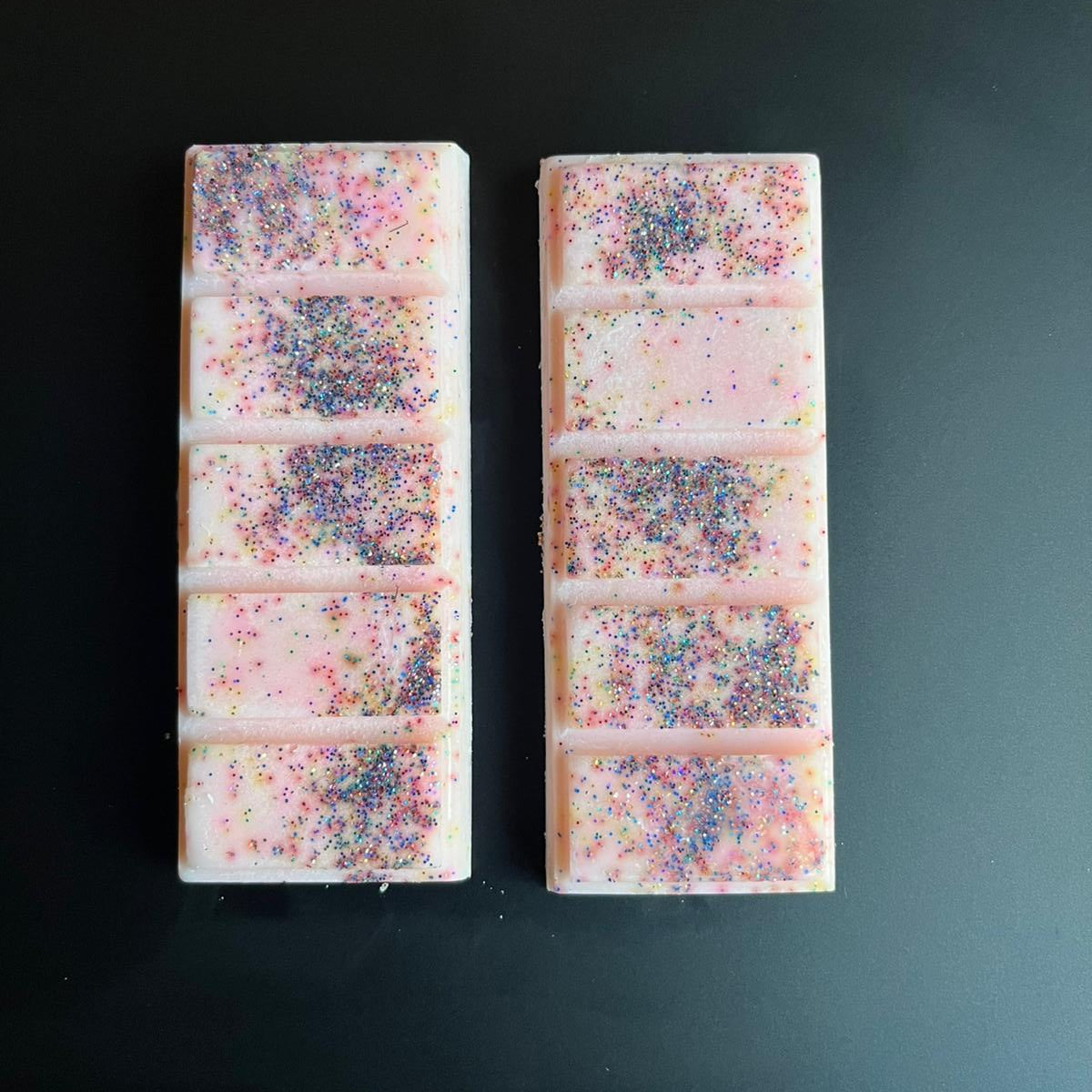 Tablettes de fondant Fraise Rhubarbe sorties du sachet, cire de soja naturelle, parfum fraise et rhubarbe, décor micra dorée