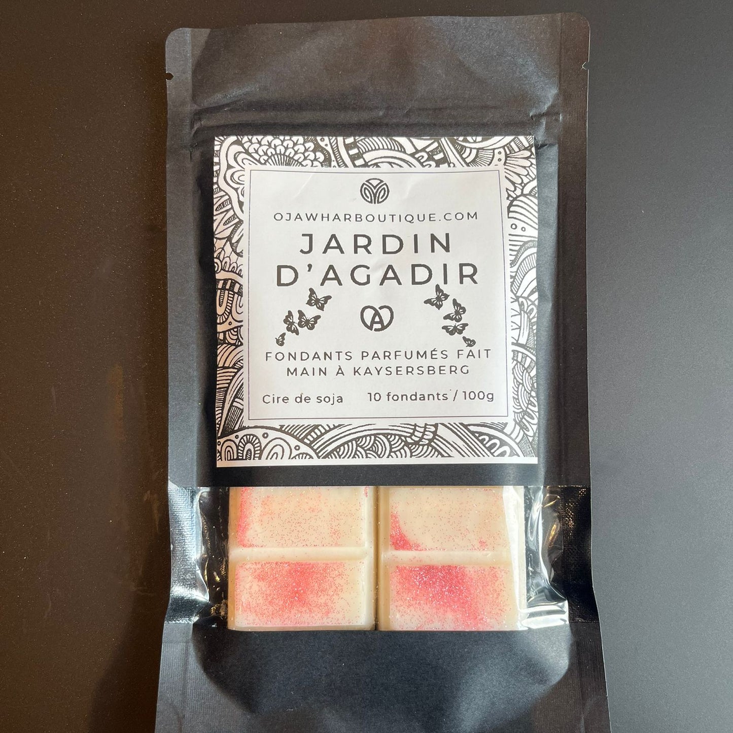 Sachet noir contenant 10 carrés de fondant Jardin Agadir, parfum encens et myrrhe, notes bergamote et muguet, décor micra dorée, fait main à Kaysersberg