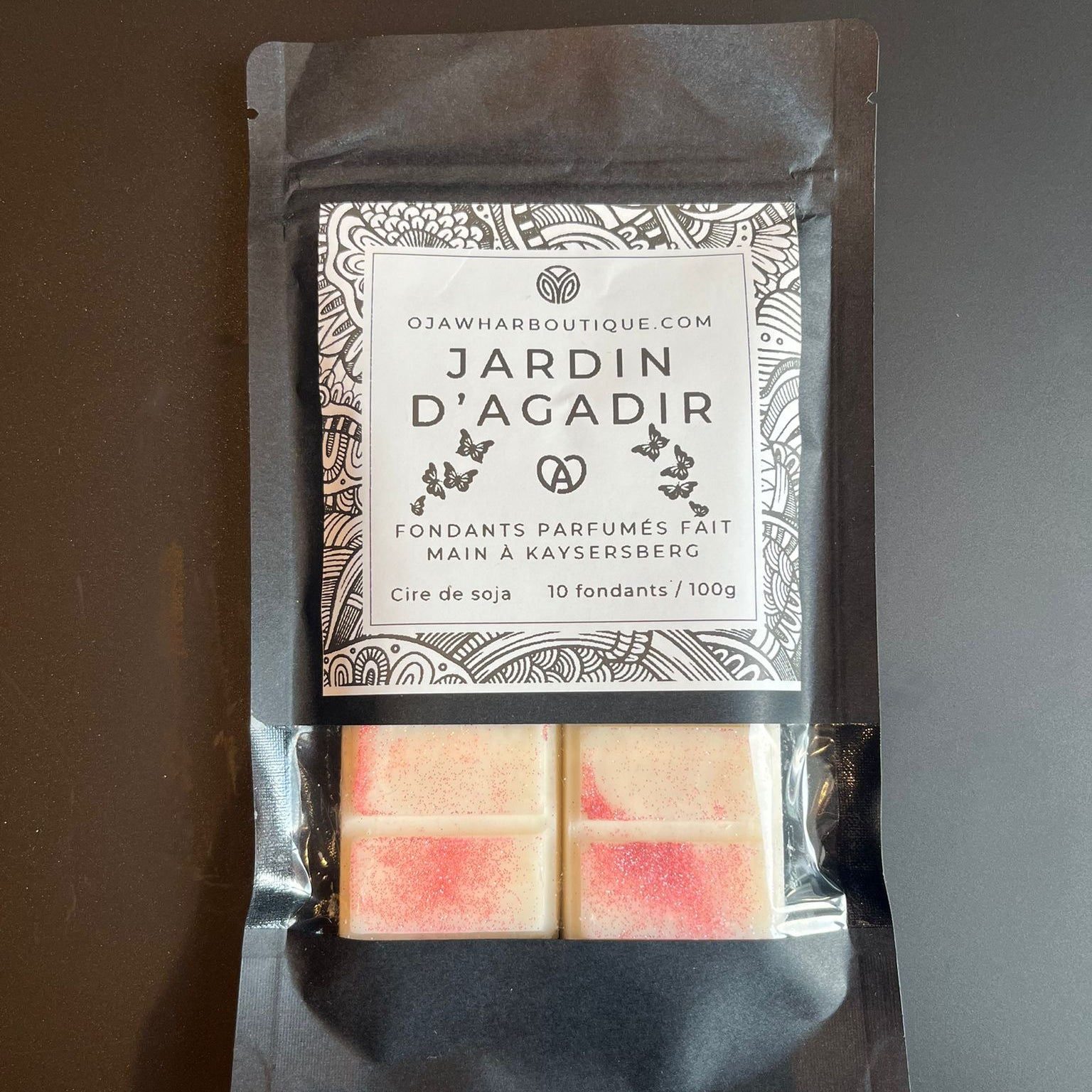 Sachet noir contenant 10 carrés de fondant Jardin Agadir, parfum encens et myrrhe, notes bergamote et muguet, décor micra dorée, fait main à Kaysersberg