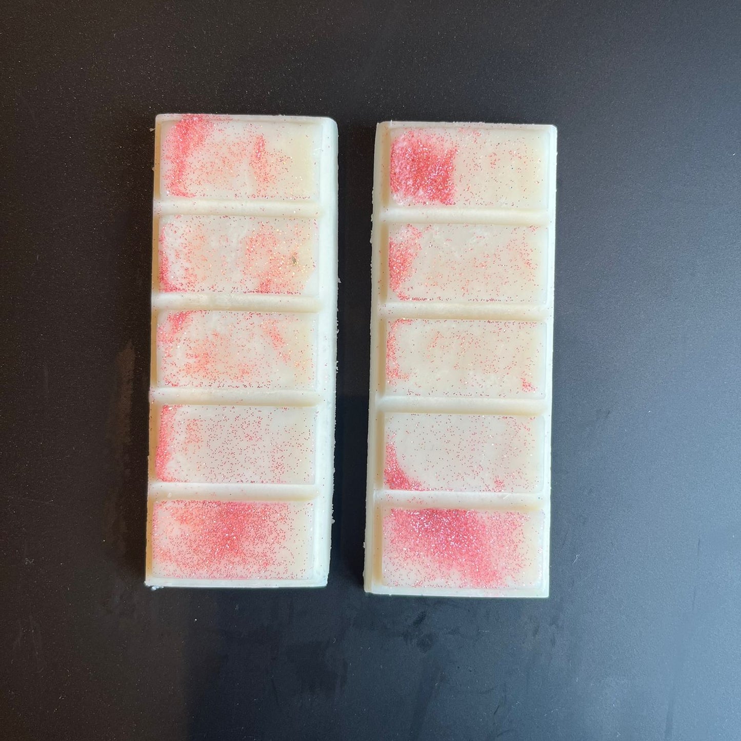 Tablettes de fondant Jardin Agadir sorties du sachet, cire de soja naturelle, parfum encens et myrrhe, notes bergamote et muguet, décor micra rose