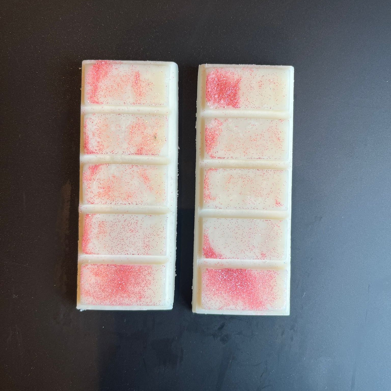 Tablettes de fondant Jardin Agadir sorties du sachet, cire de soja naturelle, parfum encens et myrrhe, notes bergamote et muguet, décor micra rose