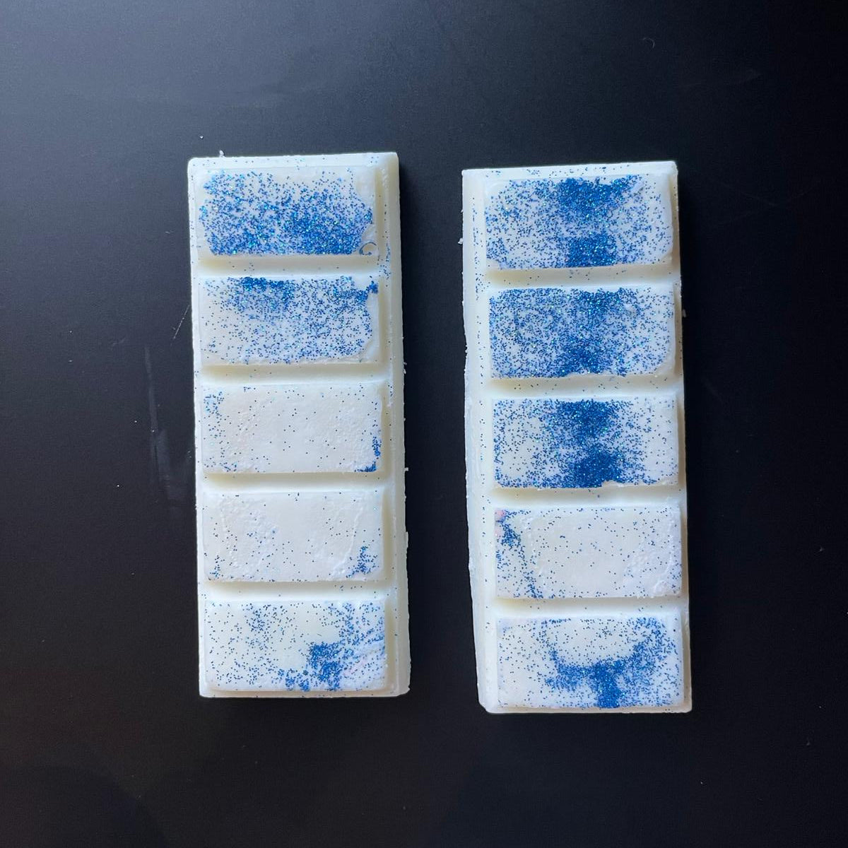 Tablettes de fondant Oud Elixir sorties du sachet, cire de soja naturelle, parfum oud, décor micra dorée