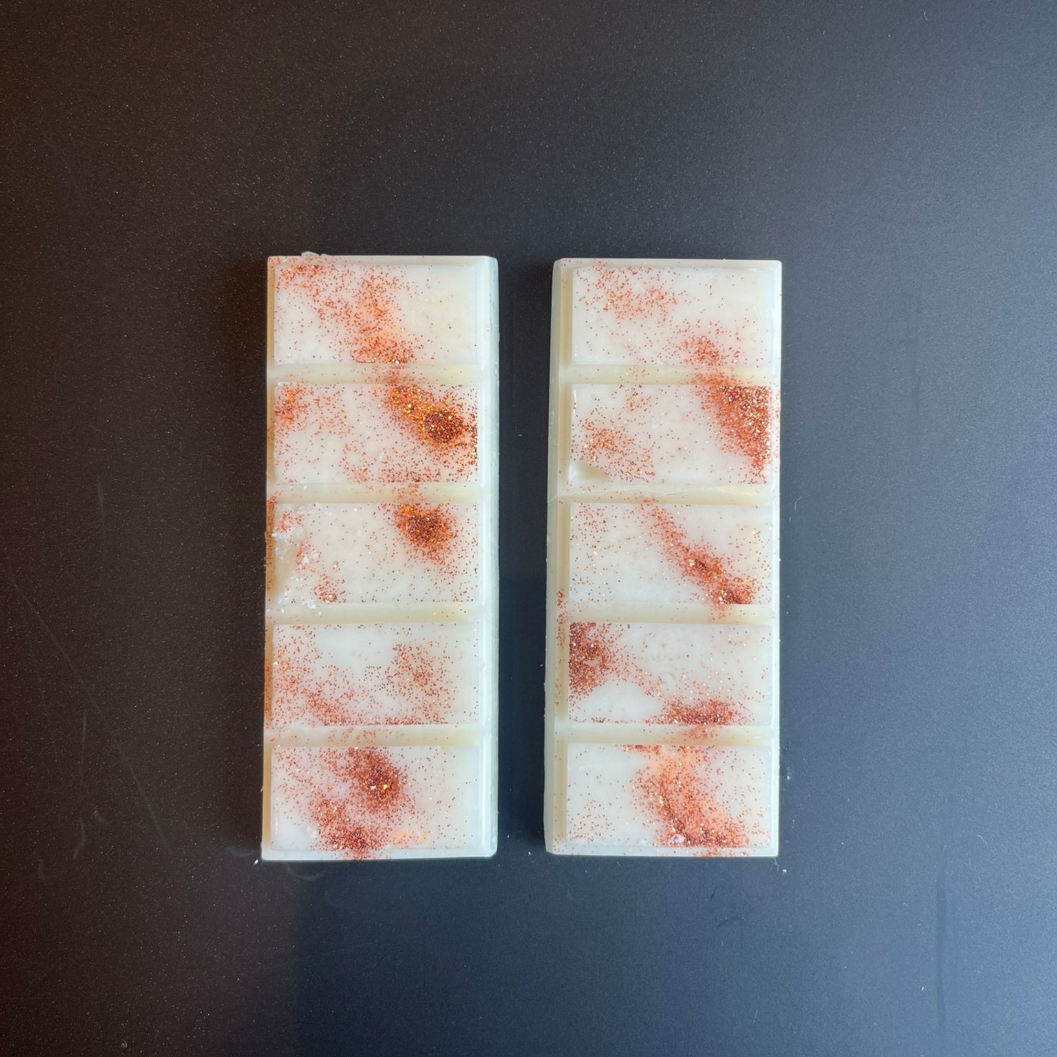 Tablettes de fondant Kaysersberg Sucrée sorties du sachet, cire de soja naturelle, parfum casse-noisette de Grasse, décor micra marron.