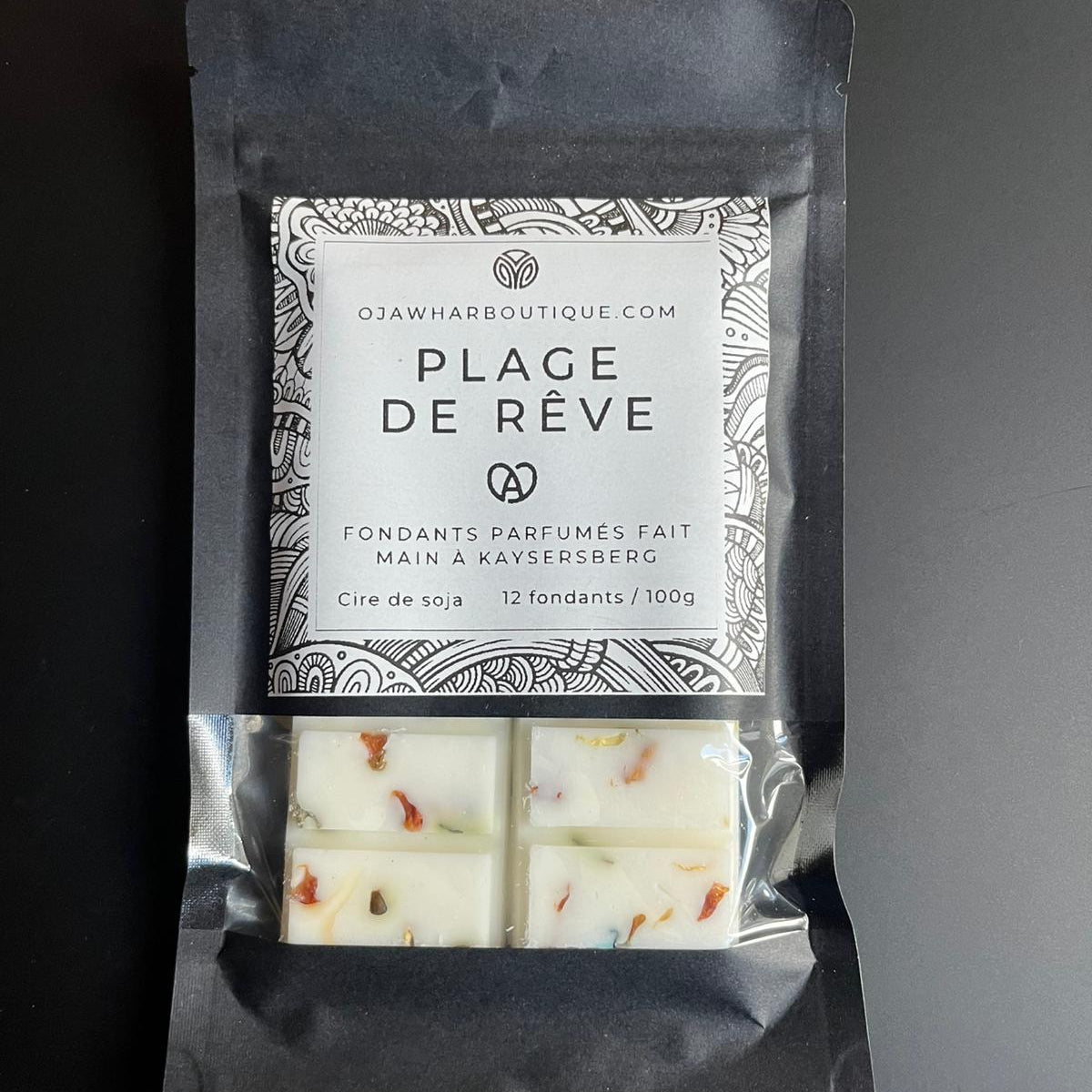 Sachet noir contenant 10 carrés de fondant Plage de Réve, parfum coco et orange, décor micra dorée, fait main à Kaysersberg