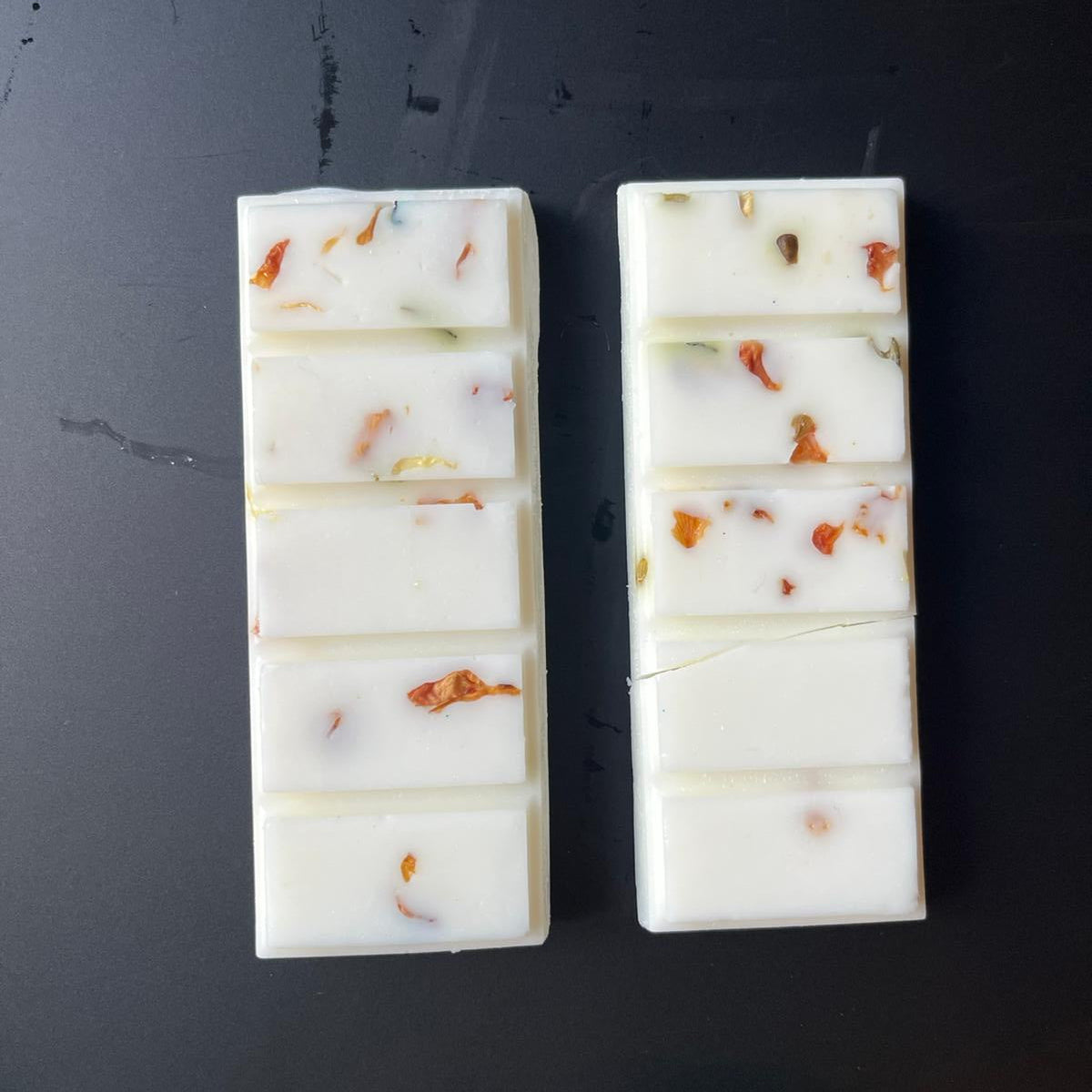 Tablettes de fondant Plage de Réve sorties du sachet, cire de soja naturelle, parfum coco et orange, décor micra dorée