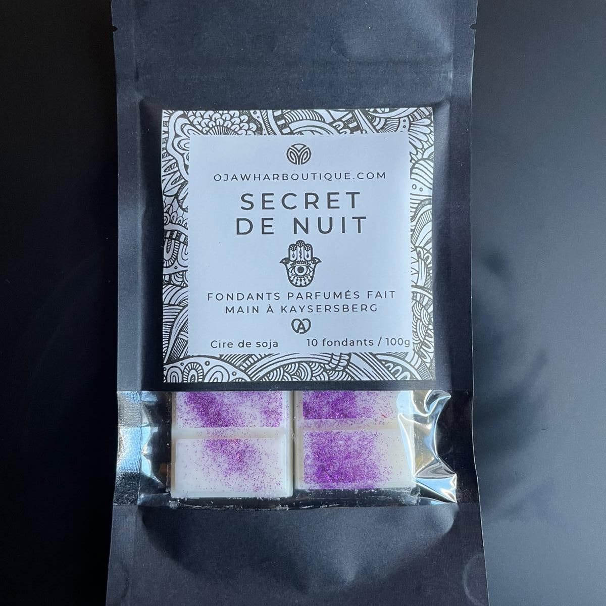 Sachet noir contenant 10 carrés de fondant Secret de Nuit, parfum safran et bergamote, fait main à Kaysersberg