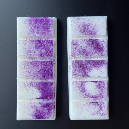 Tablettes de fondant Secret de Nuit sorties du sachet, cire de soja naturelle, parfum safran et bergamote, décor micra dorée