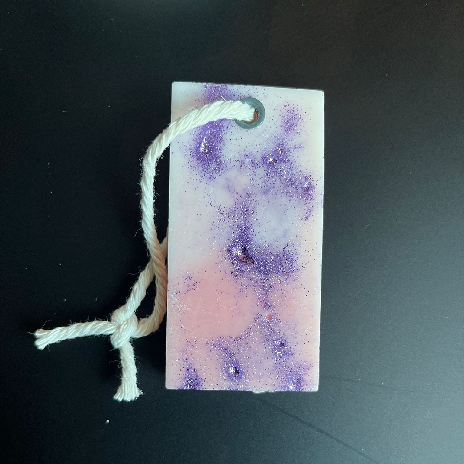 Fondant suspension Fleur de Tiaré 27 g, cire de soja naturelle, parfum floral et vanillé, fait main au centre O’Jawhar à Kaysersberg.