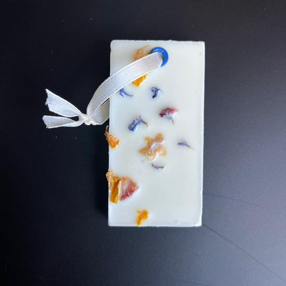 Fondant suspension Noix de Coco Divine posé sur une table, cire de soja naturelle, parfum de Grasse, fait main au centre O’Jawhar à Kaysersberg.