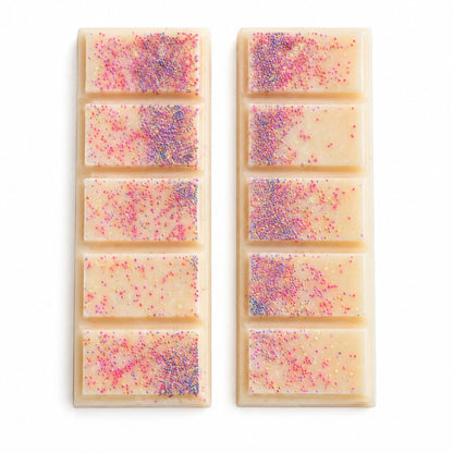 Tablettes de fondants parfumés Chêne des Vosges à la cire de soja avec éclats roses et violets sur fond blanc