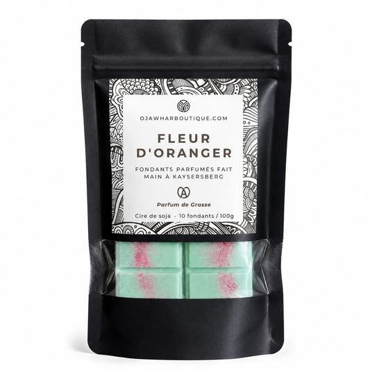 Fondants parfumés Fleur d’Oranger O’JAWHAR en sachet noir avec cire de soja et parfum floral sur fond blanc