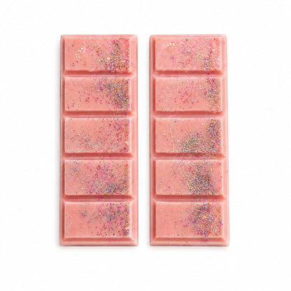Tablettes de fondants parfumés Oud Vanille roses avec éclats scintillants multicolores sur fond blanc