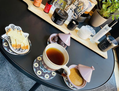 Moment marocain de dégustation Amlou avec thé, dattes et produits artisanaux


