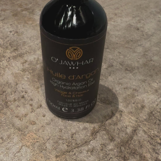 Zoom sur la texture de l'huile d'argan O'Jawhar - gouttes tombant du compte-gouttes