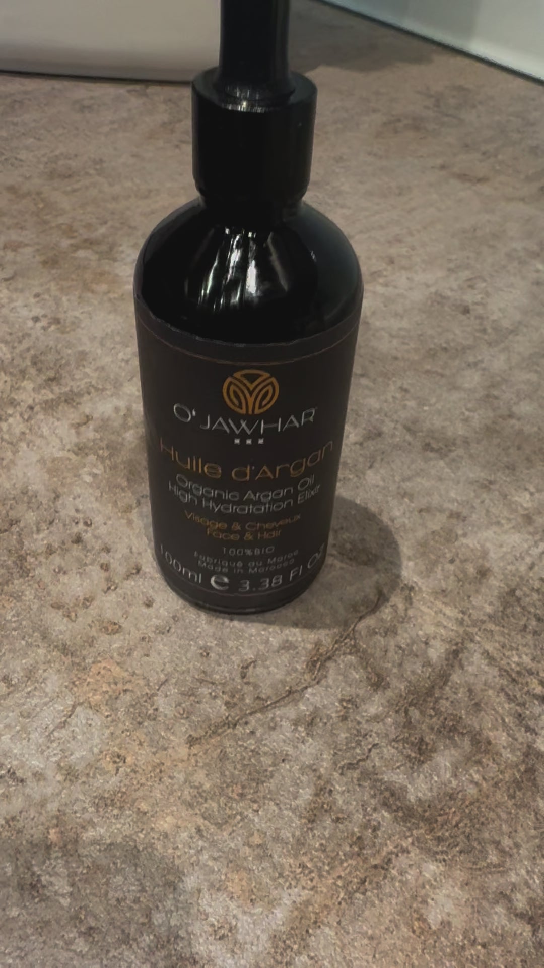 Zoom sur la texture de l'huile d'argan O'Jawhar - gouttes tombant du compte-gouttes