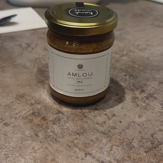 Vidéo d'une pâte à tartiner Amlou artisanale marocaine, 100% naturelle, préparée avec des amandes, de l'huile d'argan et du miel - marque O'Jawhar