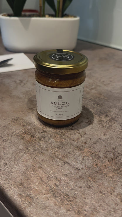 Vidéo d'une pâte à tartiner Amlou artisanale marocaine, 100% naturelle, préparée avec des amandes, de l'huile d'argan et du miel - marque O'Jawhar