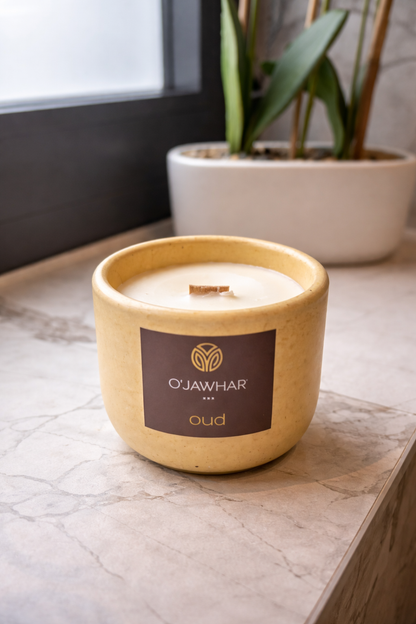 Bougie parfumée oud en béton artisanale - cire de soja & mèche bois
