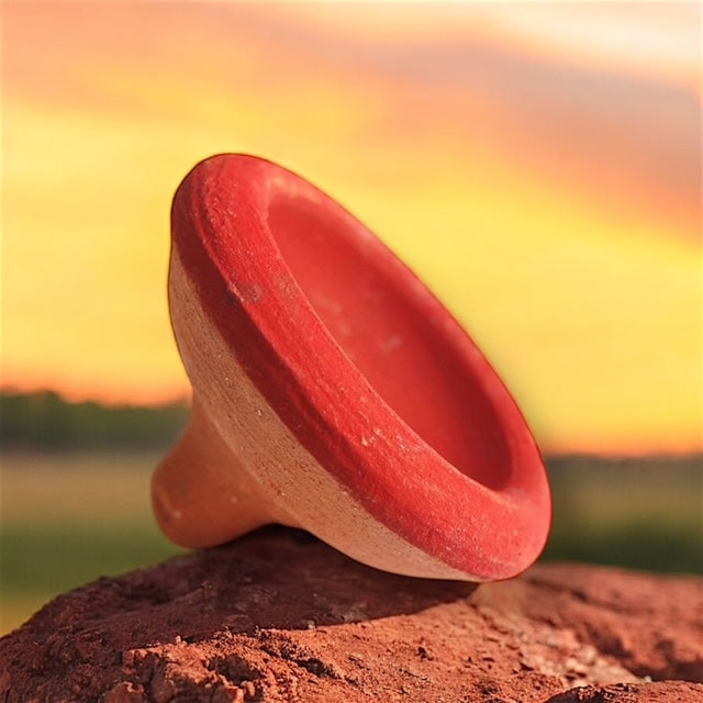 Zoom sur le rouge Aker Fassi à base de coquelicot , fond terre marocain