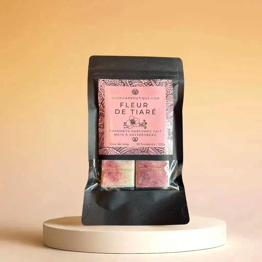 Sachet tablette de fondant parfumé O’Jawhar présenté sur un petit podium, cire de soja naturelle, parfumé main pour ambiance maison raffinée.