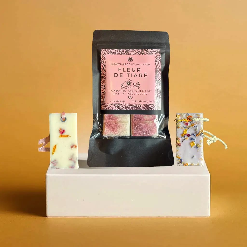 Sachet tablette de fondant parfumé et fondant suspension O’Jawhar présenté sur un petit podium, cire de soja naturelle, parfumé main pour ambiance maison raffinée.