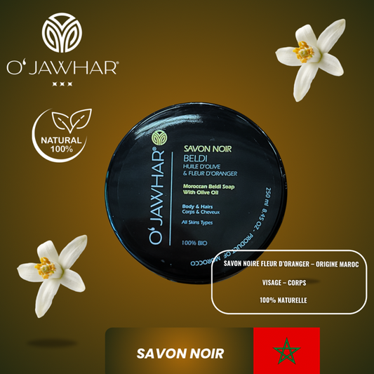 Photo du savon noir beldi OJawhar à l’huile d’olive et fleur d’oranger avec branding, fleurs naturelles et logo bio