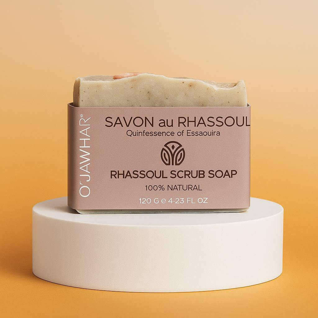 Savon au Rhassoul O’Jawhar, savon naturel marocain posé sur un présentoir rond, idéal pour purifier et adoucir la peau.