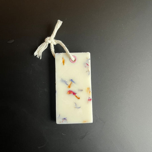 Fondant suspension Oud Élixir 27 g, cire de soja naturelle, parfum boisé et oriental, fait main au centre O’Jawhar.