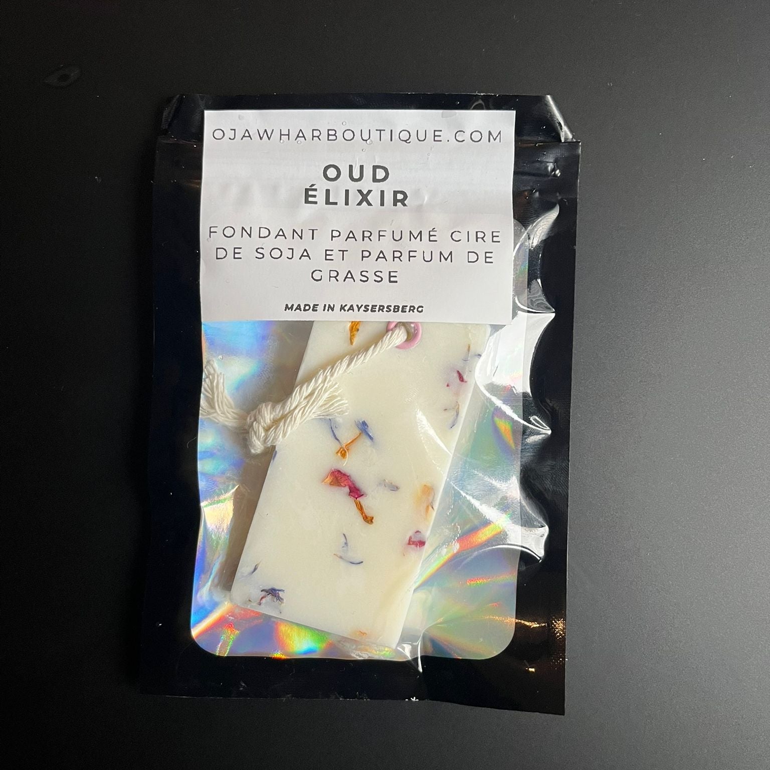 Sachet du fondant suspension Oud Élixir, cire de soja naturelle, parfum boisé et oriental, fabrication artisanale à Kaysersberg.
